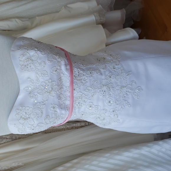 Beautiful bright white wedding dress with unique hem line - Picture 2 of 5